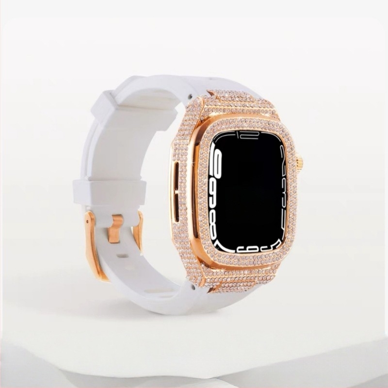Gyémánt-díszítésű Apple Watch védőtok; ötvözet test és szilikon szíj; kompatibilis Series 7/8 és SE; súlya 65 g.