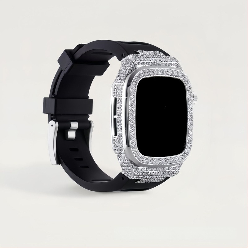Gyémánt-díszítésű Apple Watch védőtok; ötvözet test és szilikon szíj; kompatibilis Series 7/8 és SE; súlya 65 g.