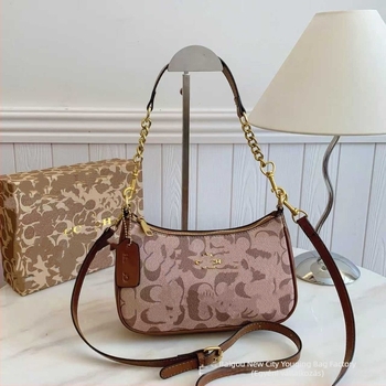 PU-ból készült crossbody táska, utcai stílus, horizontális négyzet alakú forma, belső cipzáras zseb, poliészter bélés.