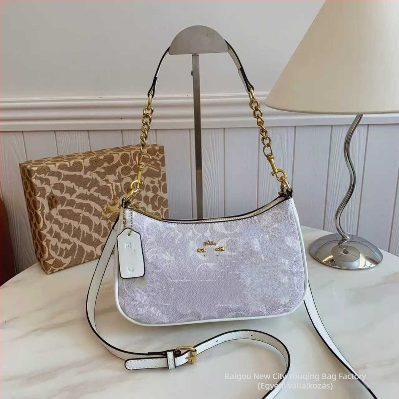PU-ból készült crossbody táska, utcai stílus, horizontális négyzet alakú forma, belső cipzáras zseb, poliészter bélés.