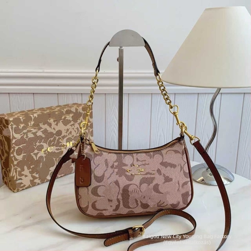 PU-ból készült crossbody táska, utcai stílus, horizontális négyzet alakú forma, belső cipzáras zseb, poliészter bélés.