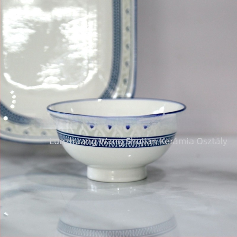 Porcelán tálak és tányérok készlete, aláglazúros virágmintával, mikrohullámú sütőben használható, modern minimalist stílus.