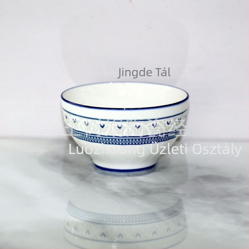 Porcelán tálak és tányérok készlete, aláglazúros virágmintával, mikrohullámú sütőben használható, modern minimalist stílus.