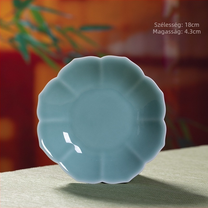 Celadon kerámiából készült desszerttál virágos mintával, szabálytalan formájú, mikrohullámú sütőben használható