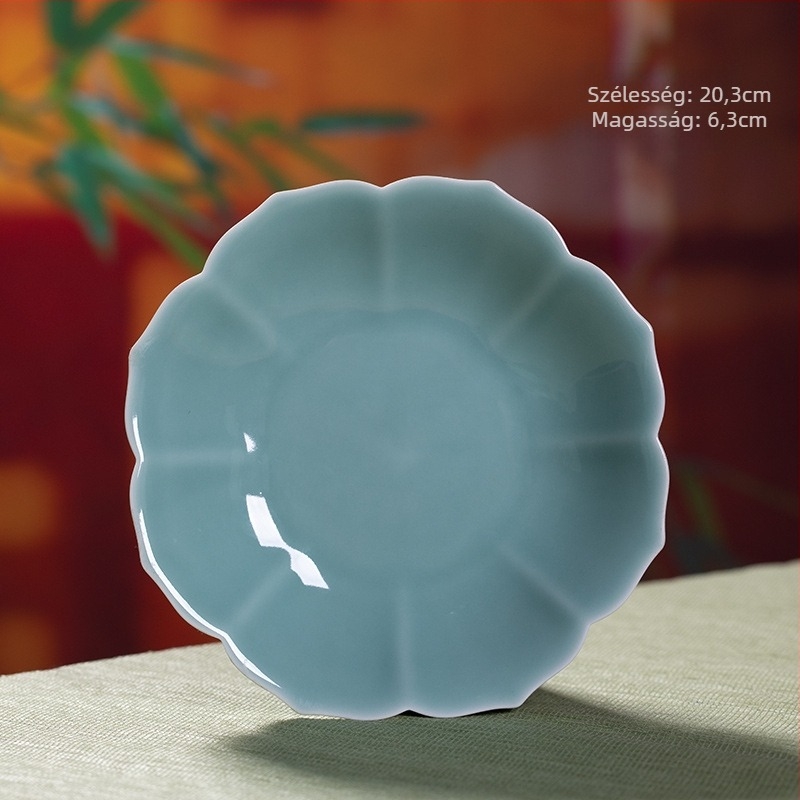 Celadon kerámiából készült desszerttál virágos mintával, szabálytalan formájú, mikrohullámú sütőben használható