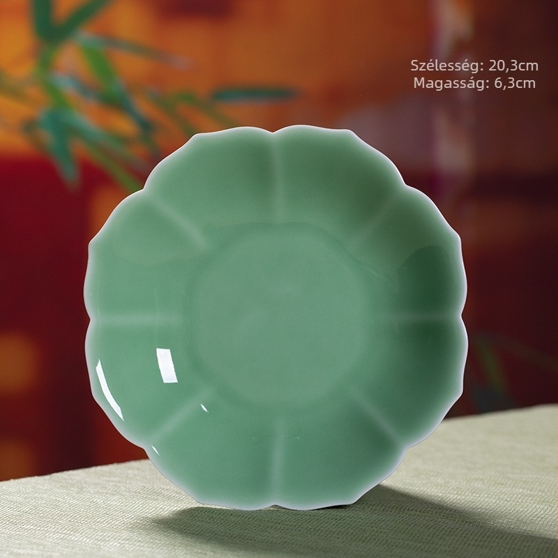 Celadon kerámiából készült desszerttál virágos mintával, szabálytalan formájú, mikrohullámú sütőben használható