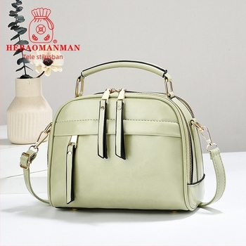 Női táska, utcai stílus, PVC anyagból, cipzáras záródás, pamut bélés, egyetlen vállpánt.