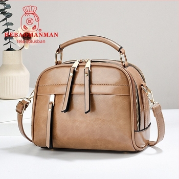 Női táska, utcai stílus, PVC anyagból, cipzáras záródás, pamut bélés, egyetlen vállpánt.