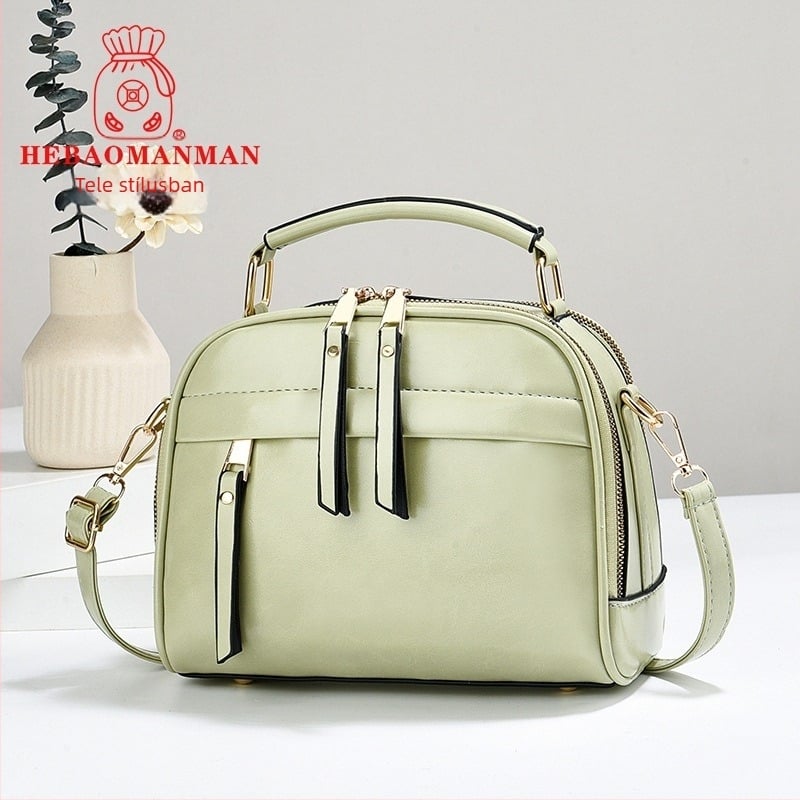 Női táska, utcai stílus, PVC anyagból, cipzáras záródás, pamut bélés, egyetlen vállpánt.