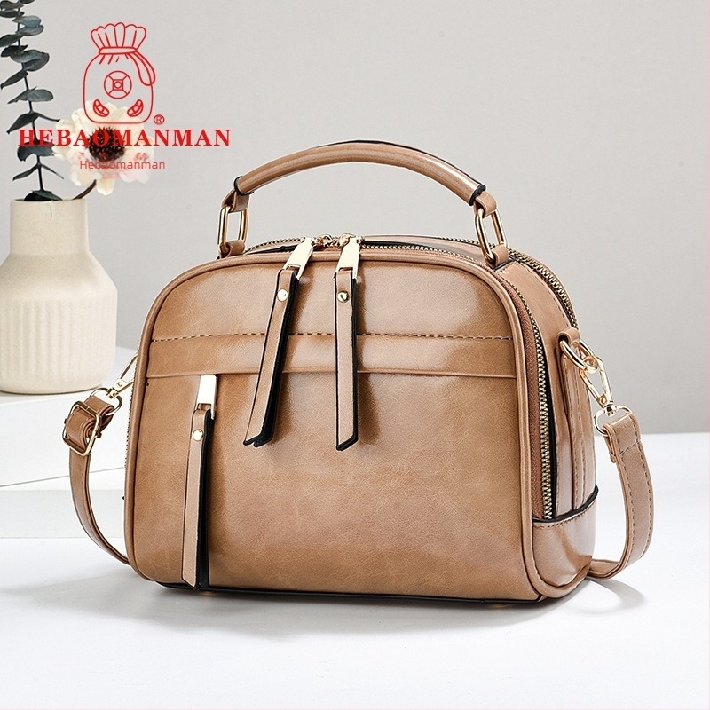 Női táska, utcai stílus, PVC anyagból, cipzáras záródás, pamut bélés, egyetlen vállpánt.