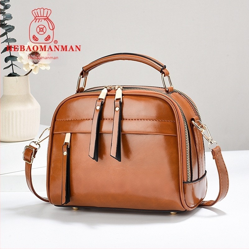 Női táska, utcai stílus, PVC anyagból, cipzáras záródás, pamut bélés, egyetlen vállpánt.