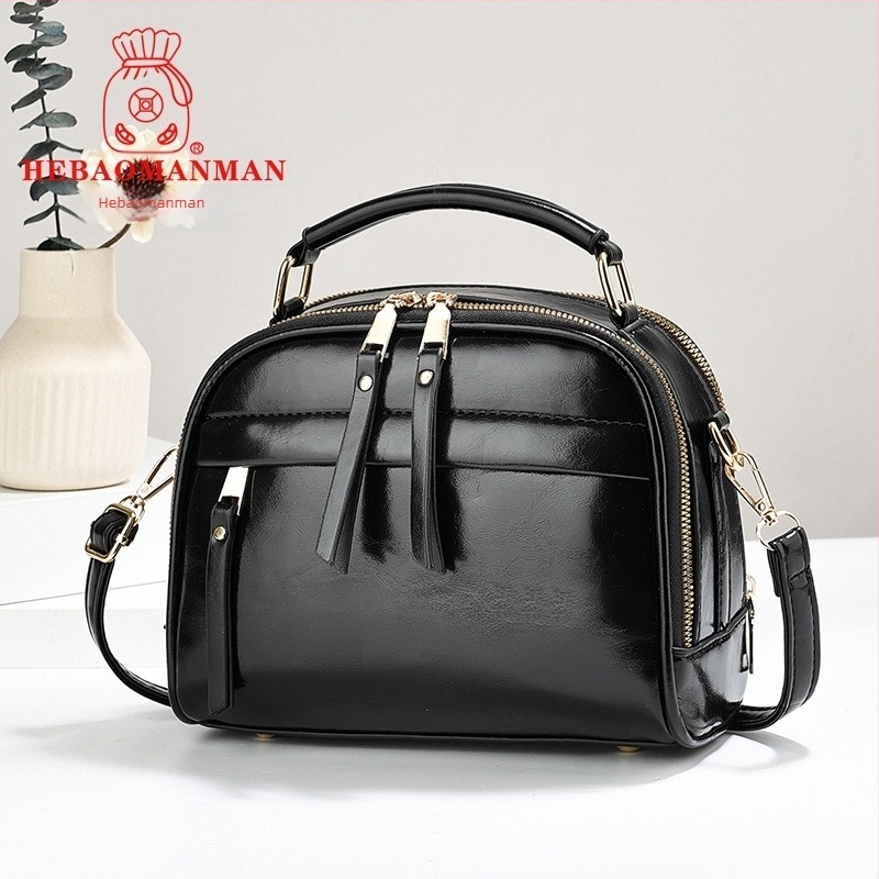 Női táska, utcai stílus, PVC anyagból, cipzáras záródás, pamut bélés, egyetlen vállpánt.