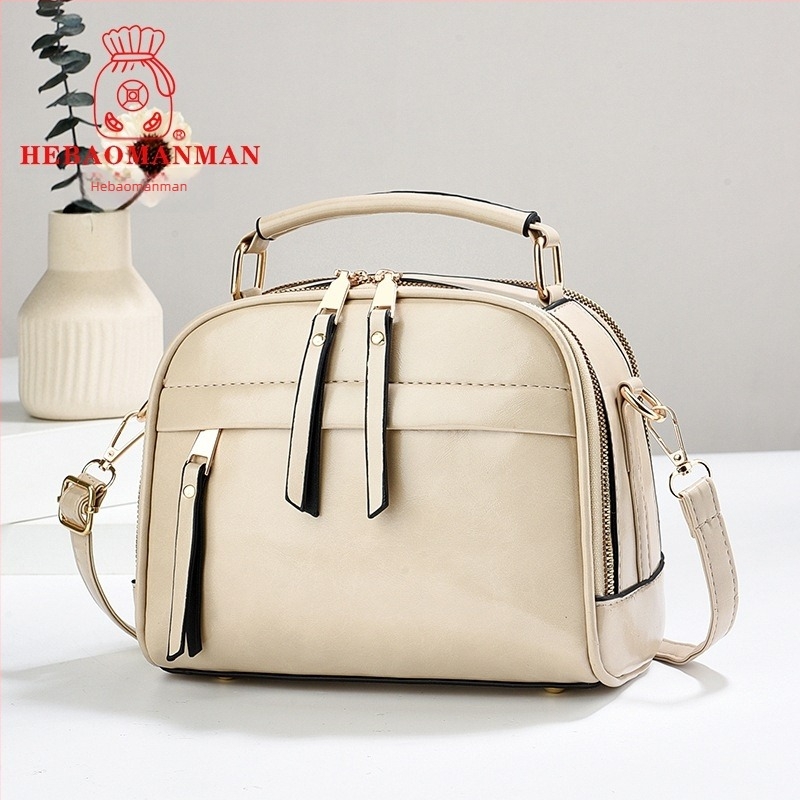 Női táska, utcai stílus, PVC anyagból, cipzáras záródás, pamut bélés, egyetlen vállpánt.