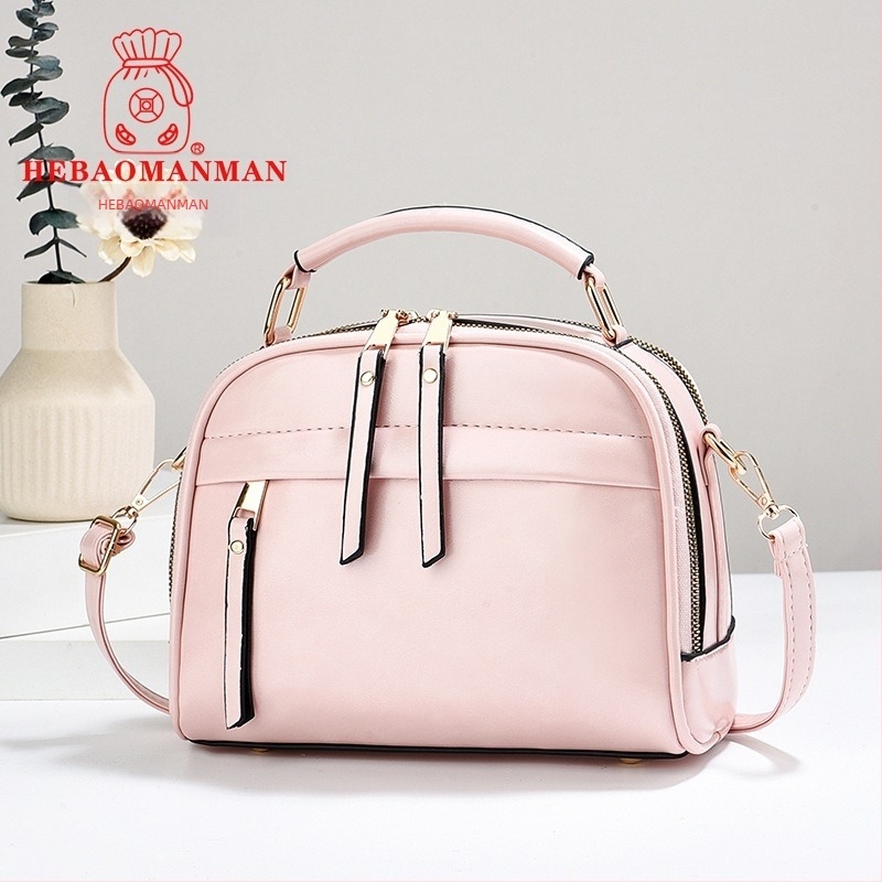 Női táska, utcai stílus, PVC anyagból, cipzáras záródás, pamut bélés, egyetlen vállpánt.