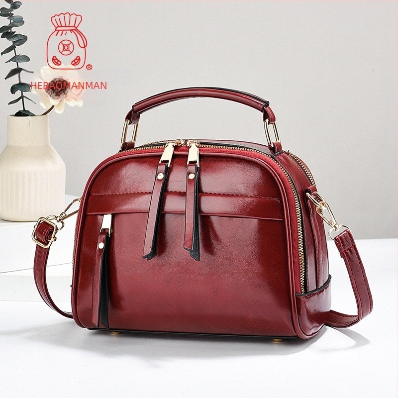 Női táska, utcai stílus, PVC anyagból, cipzáras záródás, pamut bélés, egyetlen vállpánt.