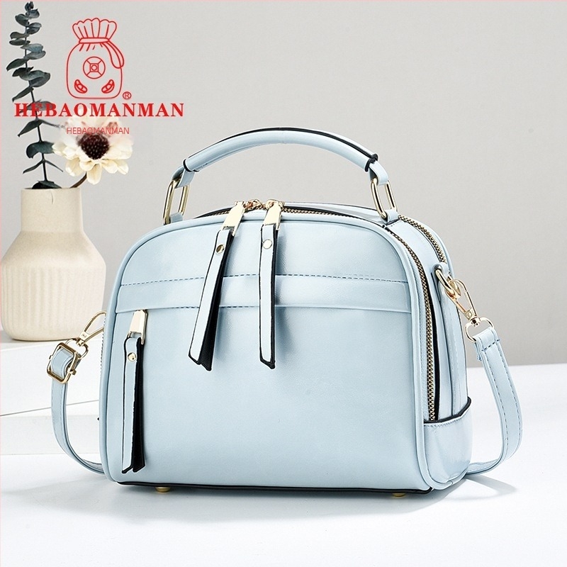 Női táska, utcai stílus, PVC anyagból, cipzáras záródás, pamut bélés, egyetlen vállpánt.