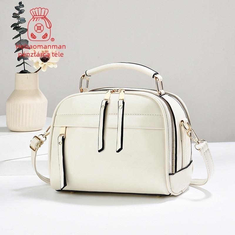 Női táska, utcai stílus, PVC anyagból, cipzáras záródás, pamut bélés, egyetlen vállpánt.