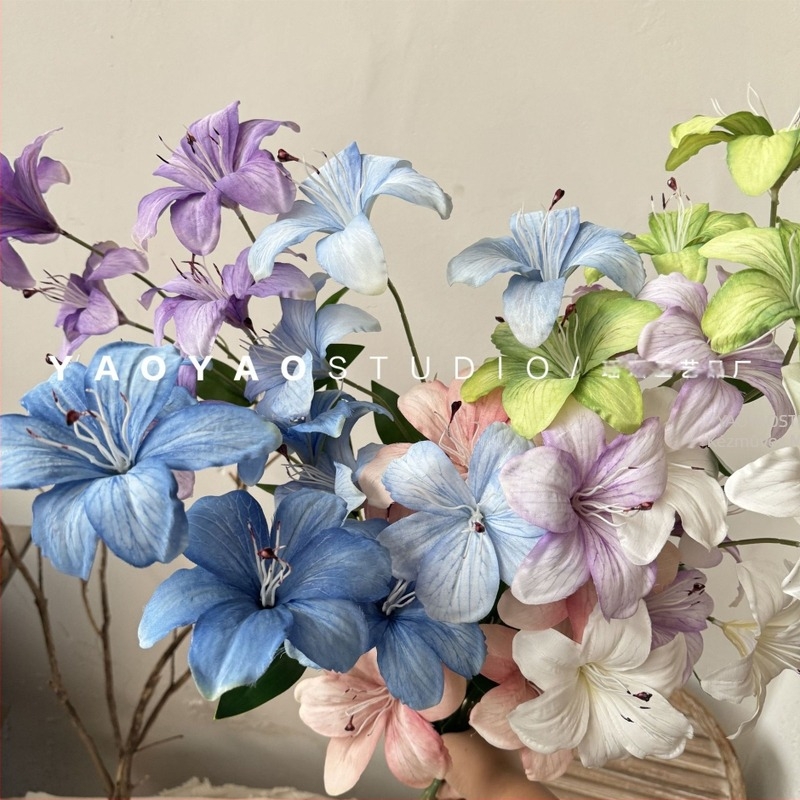 Mesterséges liliom-virágcsokor; anyag: műanyag és selyem virágok; kézművesség: más; fajta: liliom