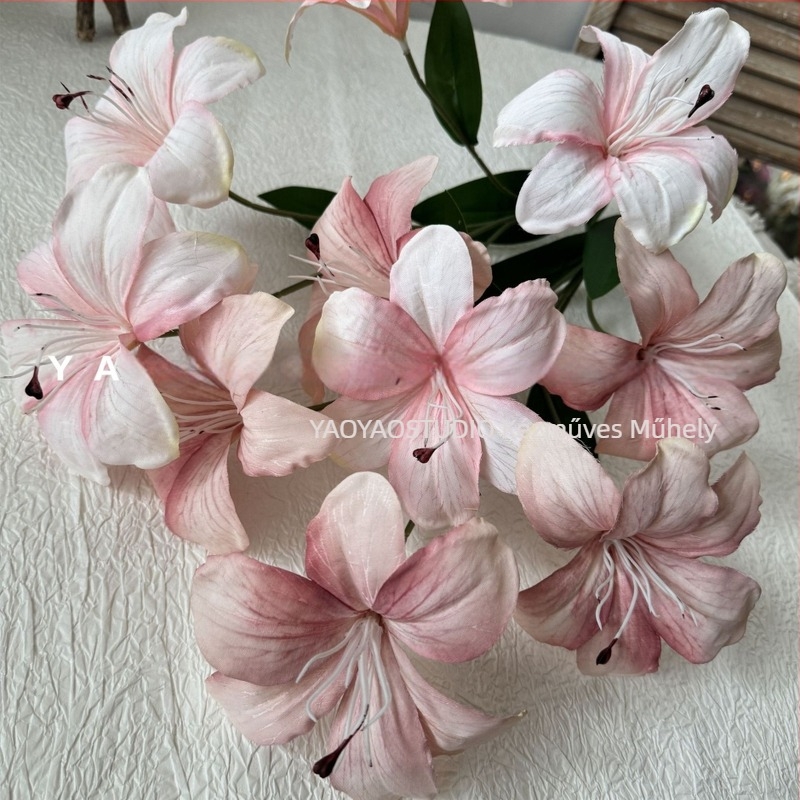 Mesterséges liliom-virágcsokor; anyag: műanyag és selyem virágok; kézművesség: más; fajta: liliom