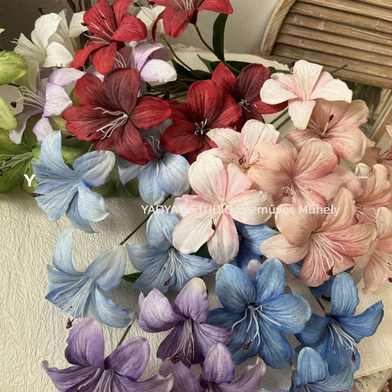 Mesterséges liliom-virágcsokor; anyag: műanyag és selyem virágok; kézművesség: más; fajta: liliom