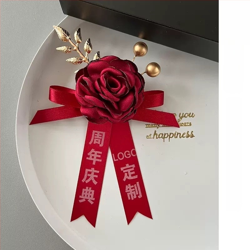 Mágneses kokárda selyemvirággal és a céglogóval, ragasztóval rögzítve; ideális nyitóünnepségekre, üzleti, promóciós vagy meeting ajándék.