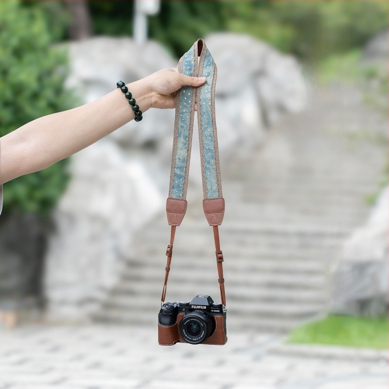 Kamera vállpánt tükör nélküli gépekhez csipkés kivitelben; kompatibil Canon R50, Sony ZV-E10, Fuji XT50 és Nikon Z30; mintadarab alapján testre szabható.