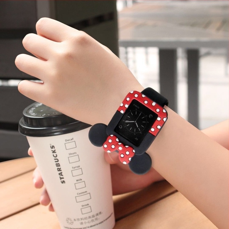Apple Watch S10 puha tok masni díszítéssel, Mickey és Minnie