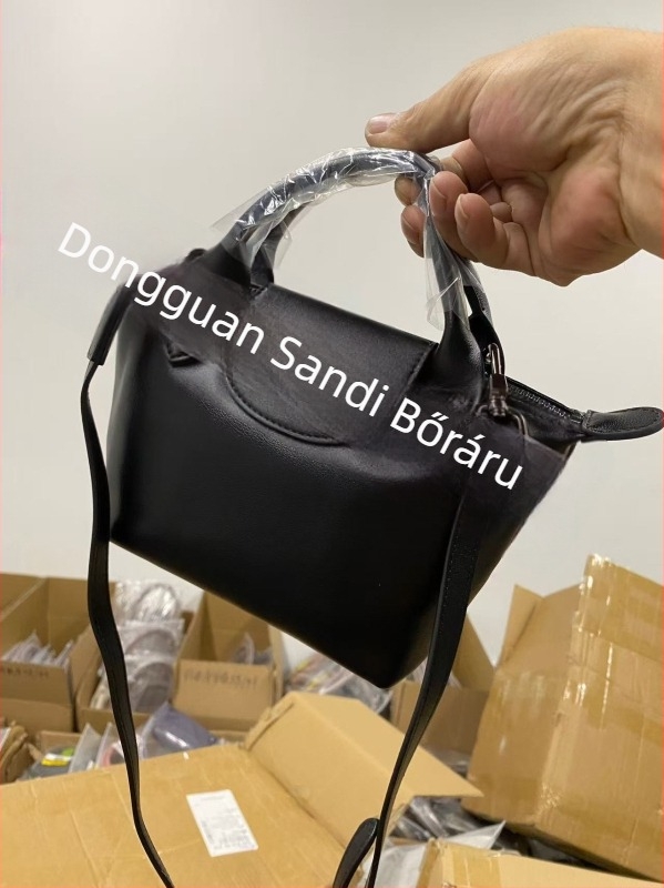 Valódi bőrből készült dumpling alakú táska fedéllel, vászon belső bélés, belső cipzáras zseb, telefontartó és személyi igazolvány zseb, egy vállpánt