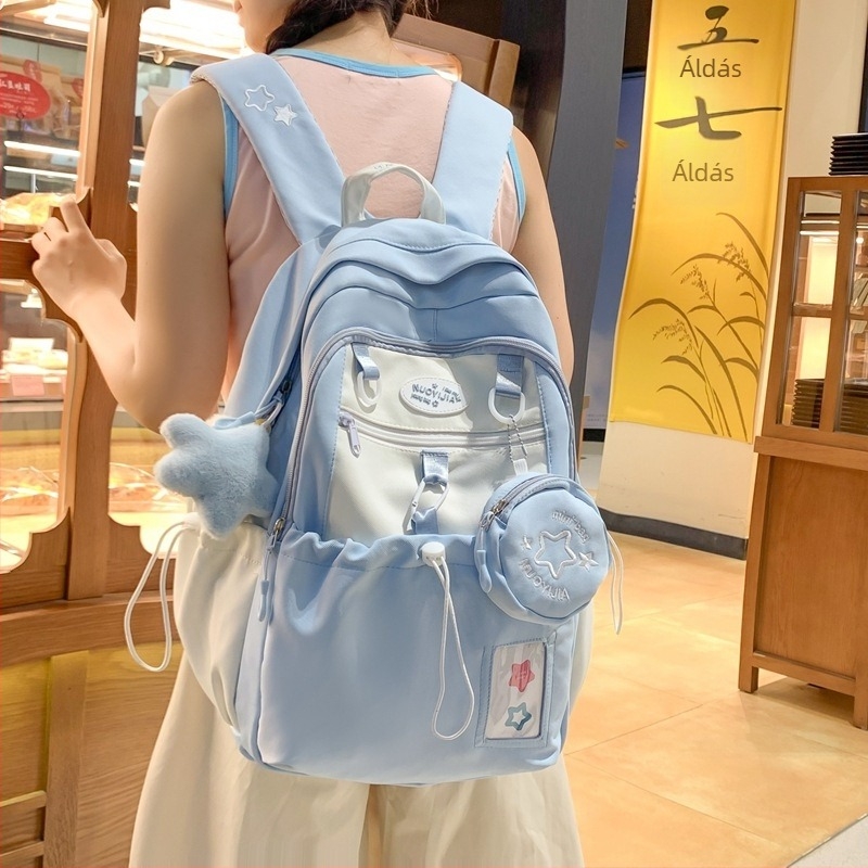 Nylon hátizsák 20–35L kapacitással, légpárnás vállpánttal és terheléscsökkentő kialakítással.