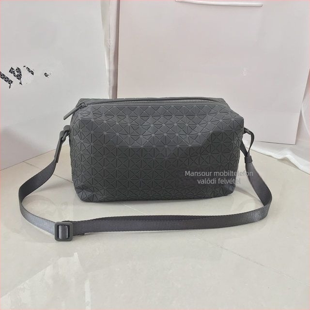 Fényképezőgép-táska – Saddle stílus, PVC anyag, vízszintes négyszögletes forma, cipzáras nyitás, belső rekeszek: telefon rekesz, ID rekesz, laminált cipzár rekesz