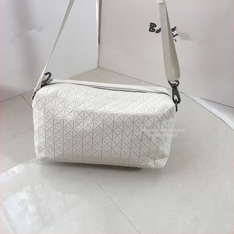 Fényképezőgép-táska – Saddle stílus, PVC anyag, vízszintes négyszögletes forma, cipzáras nyitás, belső rekeszek: telefon rekesz, ID rekesz, laminált cipzár rekesz