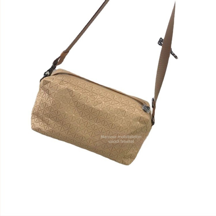 Fényképezőgép-táska – Saddle stílus, PVC anyag, vízszintes négyszögletes forma, cipzáras nyitás, belső rekeszek: telefon rekesz, ID rekesz, laminált cipzár rekesz