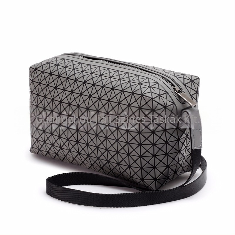 Fényképezőgép-táska – Saddle stílus, PVC anyag, vízszintes négyszögletes forma, cipzáras nyitás, belső rekeszek: telefon rekesz, ID rekesz, laminált cipzár rekesz