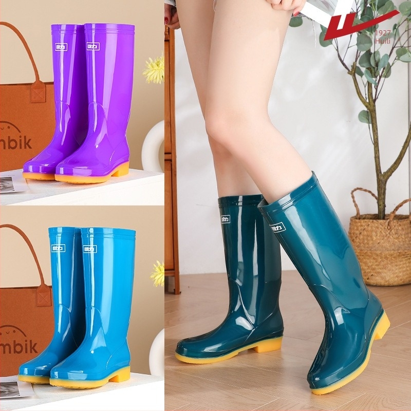 Női esőcsizma, PVC felsőrész, magas szár, vastagított talp, alacsony sarok 1–3 cm, négy évszakos