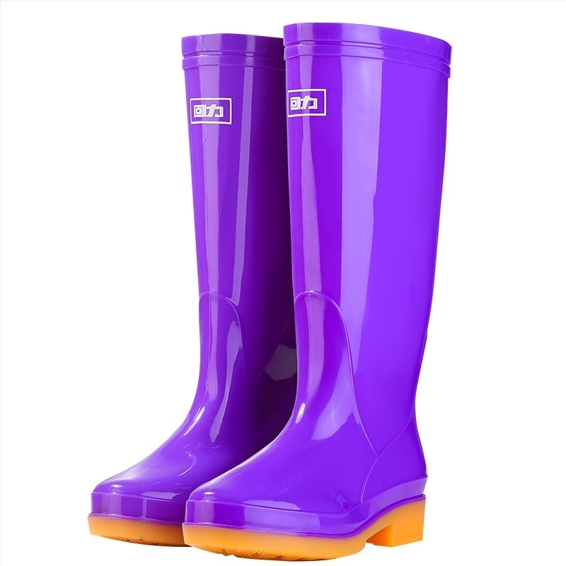 Női esőcsizma, PVC felsőrész, magas szár, vastagított talp, alacsony sarok 1–3 cm, négy évszakos