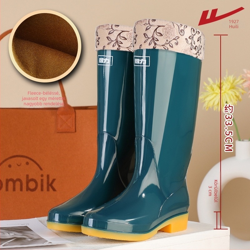 Női esőcsizma, PVC felsőrész, magas szár, vastagított talp, alacsony sarok 1–3 cm, négy évszakos