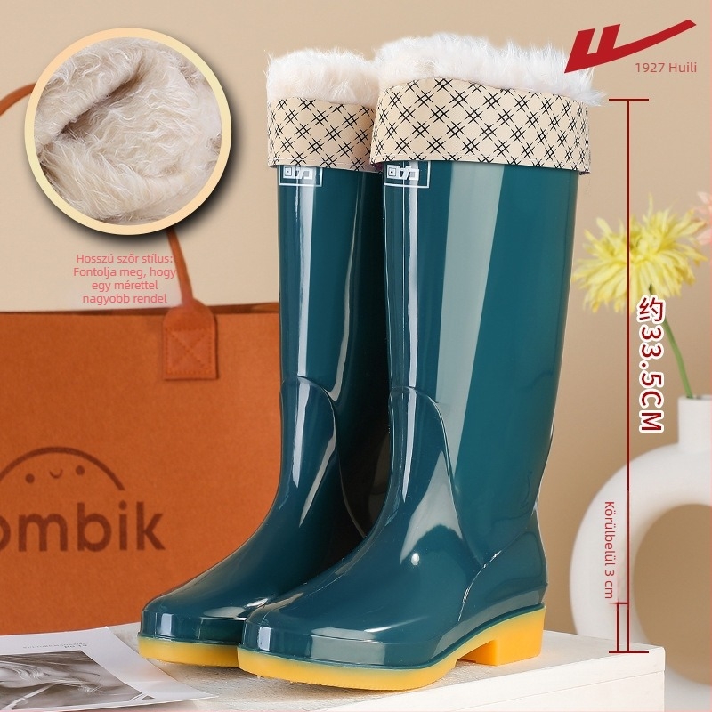 Női esőcsizma, PVC felsőrész, magas szár, vastagított talp, alacsony sarok 1–3 cm, négy évszakos