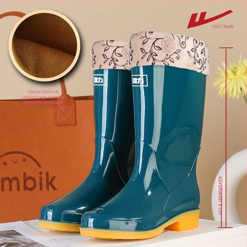 Női esőcsizma, PVC felsőrész, magas szár, vastagított talp, alacsony sarok 1–3 cm, négy évszakos