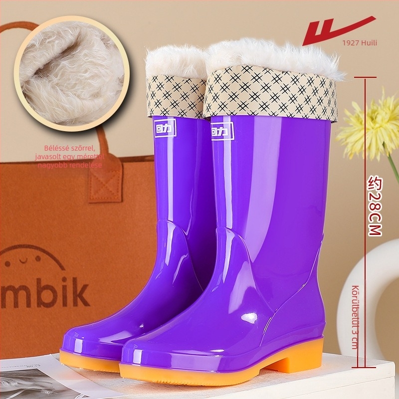 Női esőcsizma, PVC felsőrész, magas szár, vastagított talp, alacsony sarok 1–3 cm, négy évszakos
