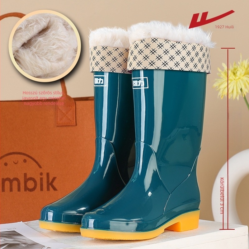 Női esőcsizma, PVC felsőrész, magas szár, vastagított talp, alacsony sarok 1–3 cm, négy évszakos