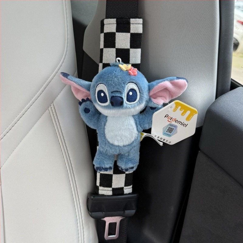 Stitch plüss belső autódekoráció – vállvédő a biztonsági övre