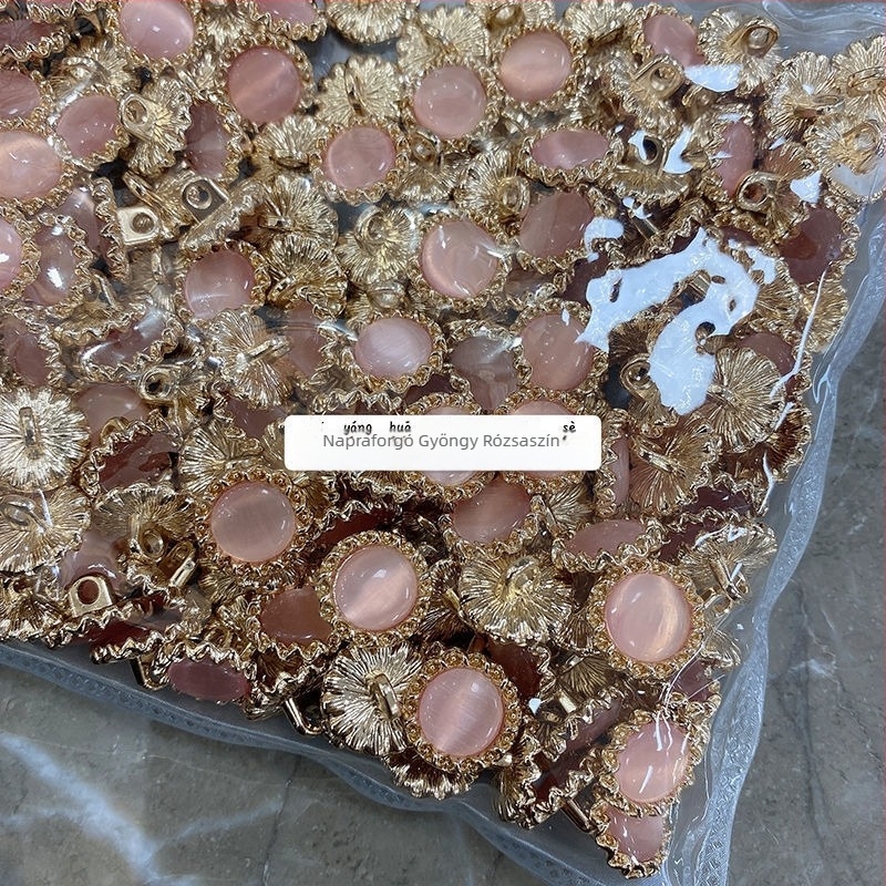 Unique fém napraforgó motívumú gombok gyöngyházfényű felülettel női ingekhez és gyapjú kardigánokhoz (díszítő macskaszem részletek)