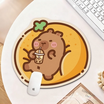 Capybara alakú egérpad iroda- és játékhoz; bőr és gumi felület; karikatúra dizájn; csúszásmentes alap.