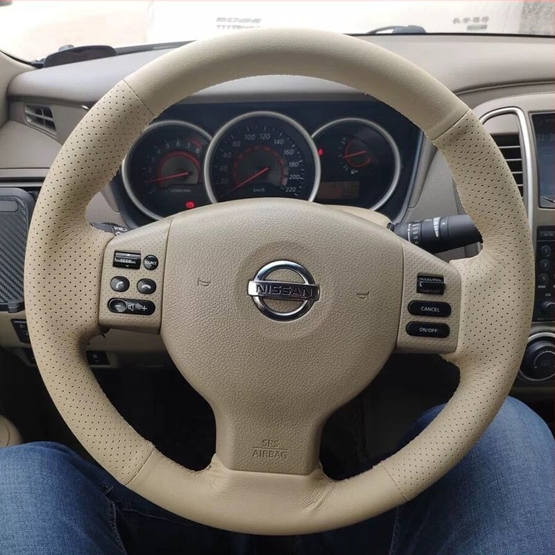 Kézzel varrott, teljes körű bőrkormányvédő Nissan Sylphy Classic (Liwei, Yida, Tiida), régebbi Sylphy modellekhez