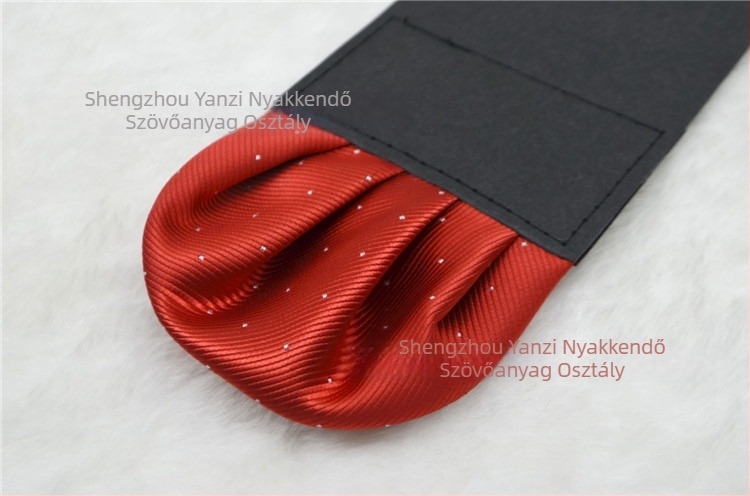 Öltönyhöz tartozó férfi zsebkendő, estélyi viselet, poliészter szál, jacquard szövés, egyszínű mintázat