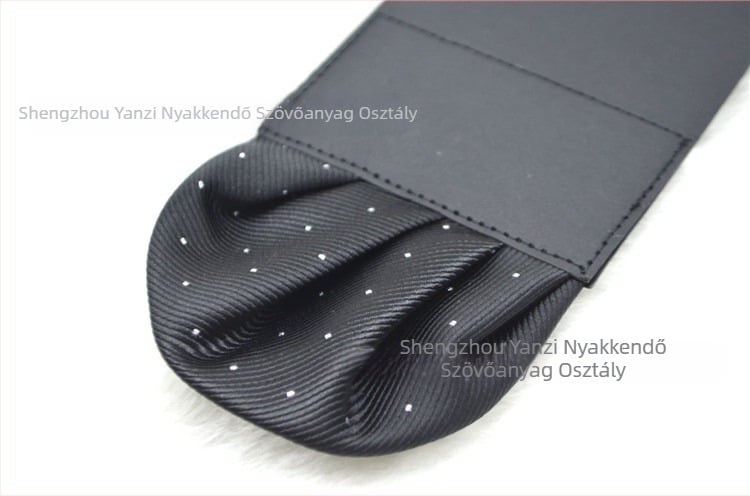 Öltönyhöz tartozó férfi zsebkendő, estélyi viselet, poliészter szál, jacquard szövés, egyszínű mintázat