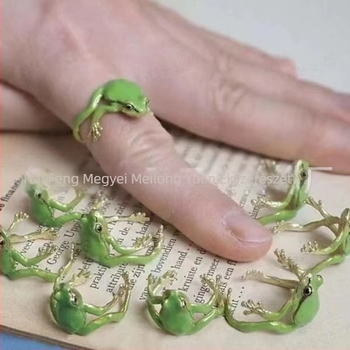 Béka fülklipsz – réz, rajzfilmszerű stílus, felület csepegtető olajjal, 2024 nyári kiadás