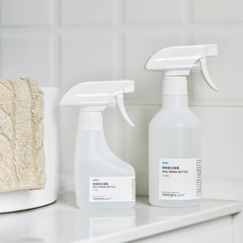 Kis fertőtlenítő permetező üveg, műanyag, finom köd, otthoni tisztításra és növények öntözésére