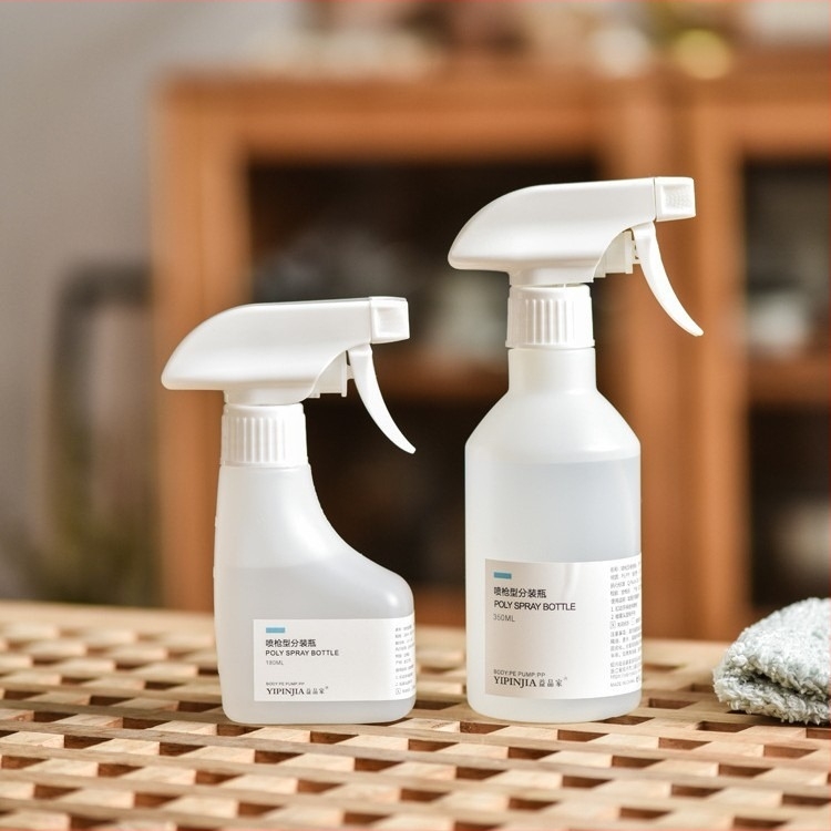 Kis fertőtlenítő permetező üveg, műanyag, finom köd, otthoni tisztításra és növények öntözésére