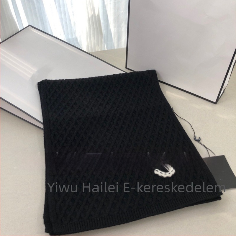 Kötött jacquard sál, kétoldalas, műkasmírhatású, pamut alapanyag, téli meleg